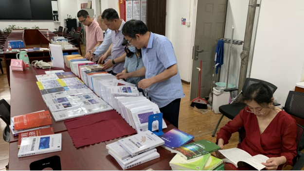 理学院举办理学专场图书展143.png