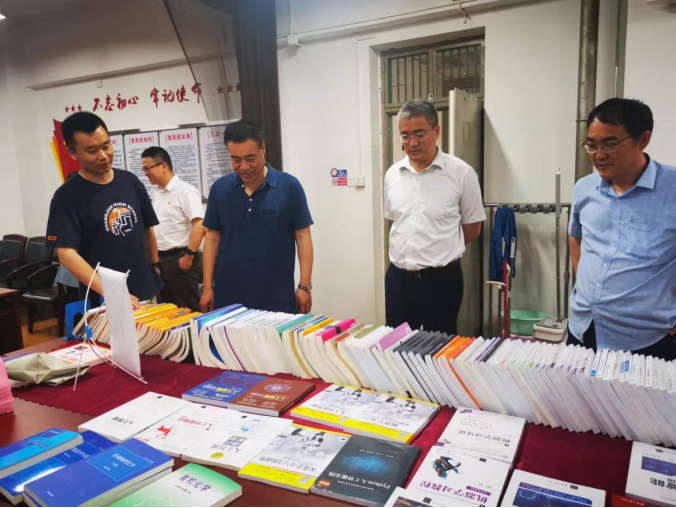 理学院举办理学专场图书展299.png